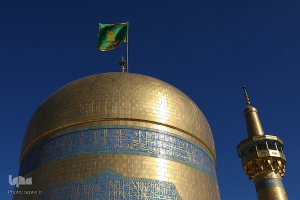 آیین تعویض پرچم گنبد منور رضوی در روز میلاد امام رضا(علیه‌السلام)