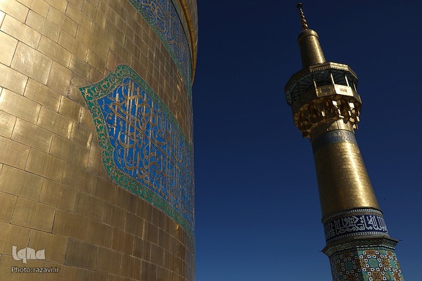 آیین تعویض پرچم گنبد منور رضوی در روز میلاد امام رضا(علیه‌السلام)