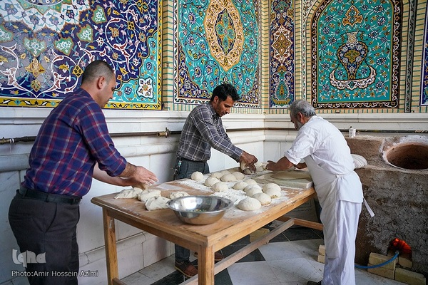 پخت نان صلواتی در صحن حرم مطهر شاهچراغ (ع)