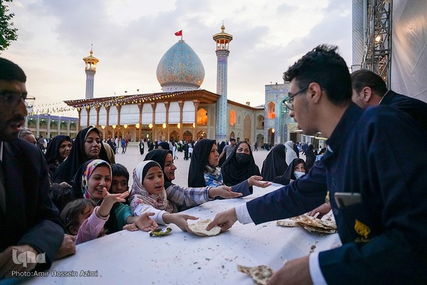 پخت نان صلواتی در صحن حرم مطهر شاهچراغ (ع)