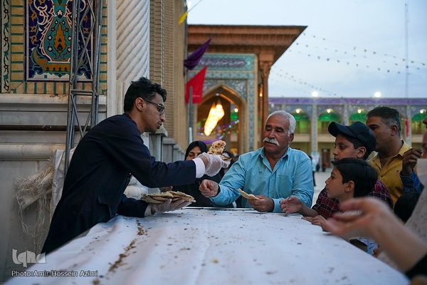 پخت نان صلواتی در صحن حرم مطهر شاهچراغ (ع)