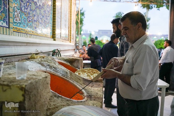 پخت نان صلواتی در صحن حرم مطهر شاهچراغ (ع)