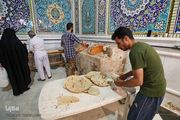 پخت نان صلواتی در صحن حرم مطهر شاهچراغ (ع)