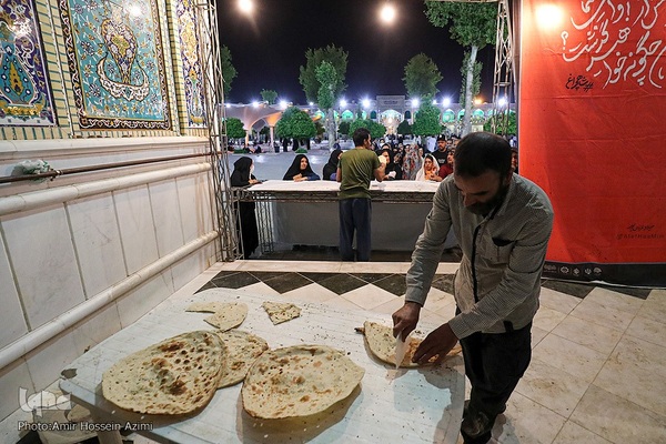 پخت نان صلواتی در صحن حرم مطهر شاهچراغ (ع)