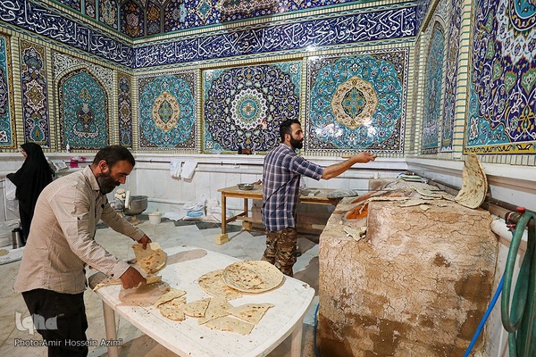 پخت نان صلواتی در صحن حرم مطهر شاهچراغ (ع)
