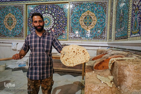 پخت نان صلواتی در صحن حرم مطهر شاهچراغ (ع)