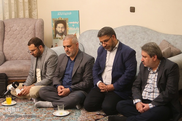 دیدار قرآنیان پیرو مکتب شهید سلیمانی و جمعی از مدیران جهاددانشگاهی با خانواده شهید تقوی