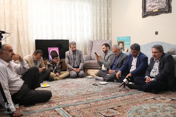 دیدار قرآنیان پیرو مکتب شهید سلیمانی و جمعی از مدیران جهاددانشگاهی با خانواده شهید تقوی