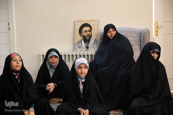 دیدار قرآنیان پیرو مکتب شهید سلیمانی و جمعی از مدیران جهاددانشگاهی با خانواده شهید تقوی