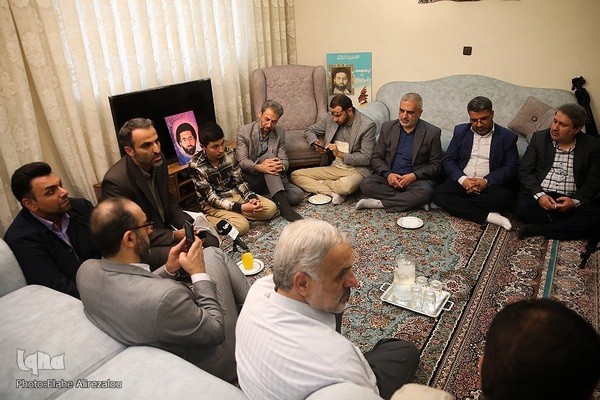 دیدار قرآنیان پیرو مکتب شهید سلیمانی و جمعی از مدیران جهاددانشگاهی با خانواده شهید تقوی