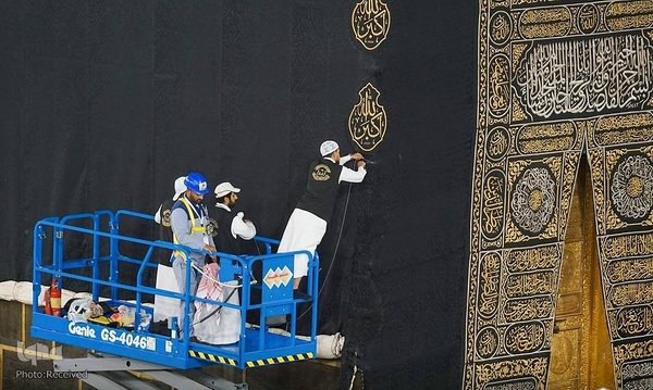 پوشش کعبه مقدس به منظور آمادگی برای موسم حج
