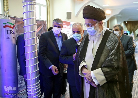 بازدید از نمایشگاه دستاوردهای صنعت هسته‌ای کشور