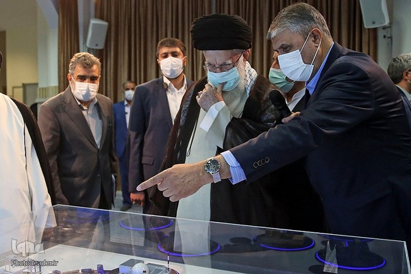 بازدید از نمایشگاه دستاوردهای صنعت هسته‌ای کشور