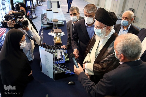 بازدید از نمایشگاه دستاوردهای صنعت هسته‌ای کشور