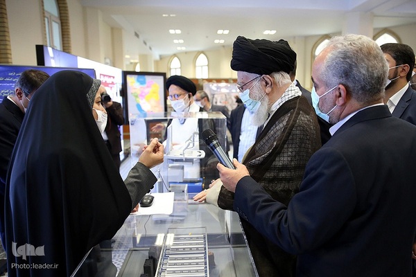 بازدید از نمایشگاه دستاوردهای صنعت هسته‌ای کشور