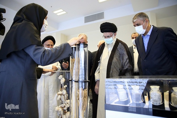 بازدید از نمایشگاه دستاوردهای صنعت هسته‌ای کشور