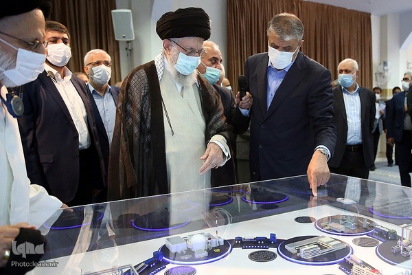 بازدید از نمایشگاه دستاوردهای صنعت هسته‌ای کشور