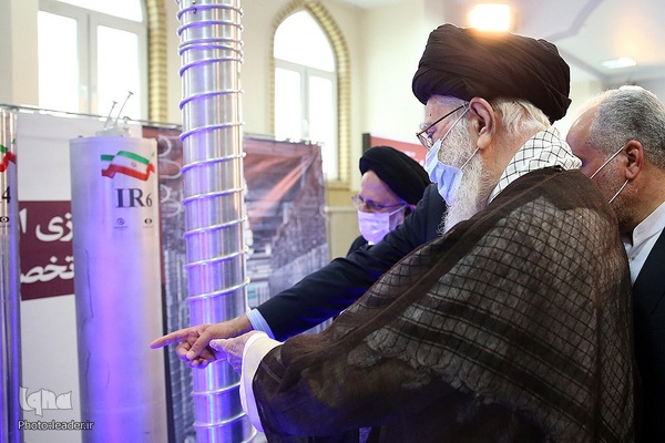 بازدید از نمایشگاه دستاوردهای صنعت هسته‌ای کشور