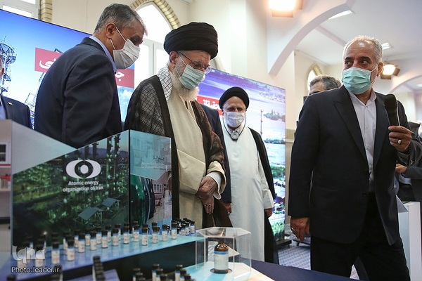 بازدید از نمایشگاه دستاوردهای صنعت هسته‌ای کشور