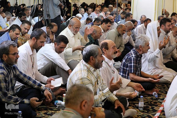 مراسم دعای کمیل زائران ایرانی در مدینه منوره