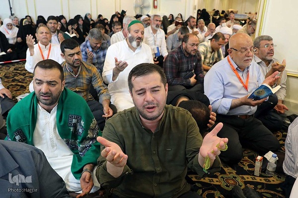 مراسم دعای کمیل زائران ایرانی در مدینه منوره