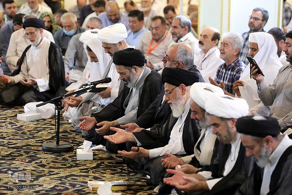 مراسم دعای کمیل زائران ایرانی در مدینه منوره