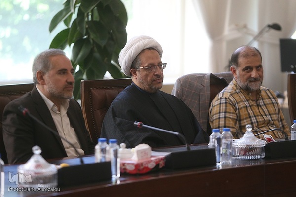 نشست فراکسیون قرآن مجلس با جمعی از پیشکسوتان و فعالان قرآنی