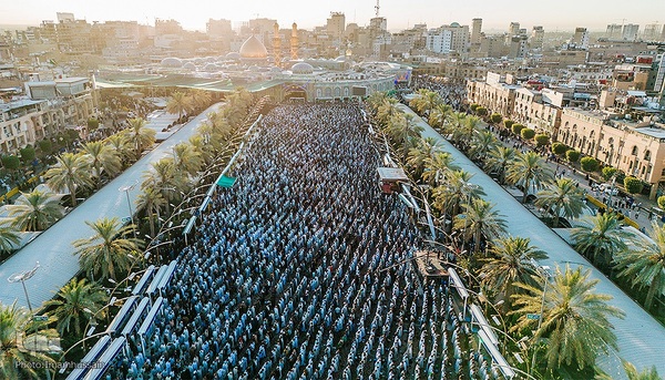 مراسم نماز عید قربان در جوار حرم امام حسین و برادرش عباس (ع)