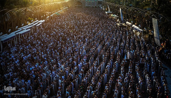 مراسم نماز عید قربان در جوار حرم امام حسین و برادرش عباس (ع)