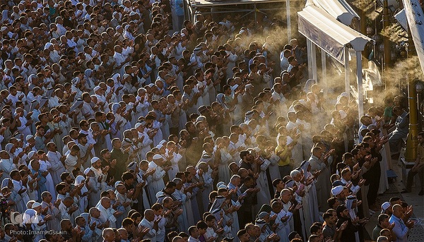 مراسم نماز عید قربان در جوار حرم امام حسین و برادرش عباس (ع)