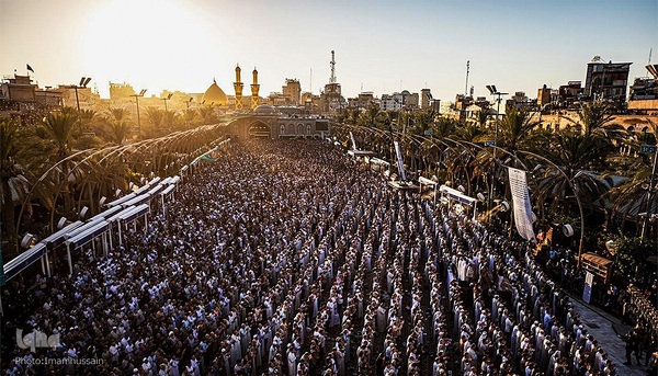 مراسم نماز عید قربان در جوار حرم امام حسین و برادرش عباس (ع)