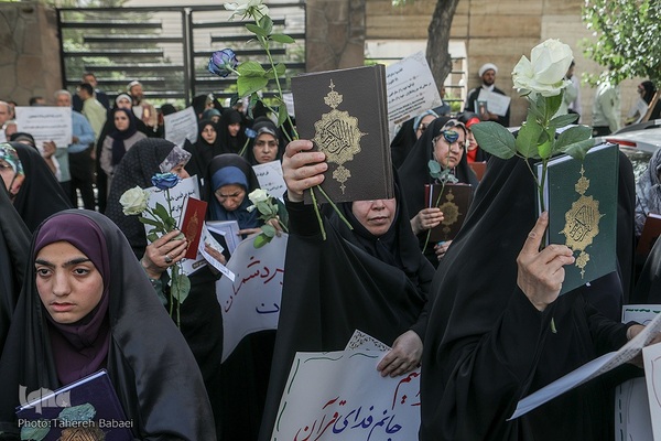 تجمع جامعه قرآنی در پی هتک حرمت به قرآن