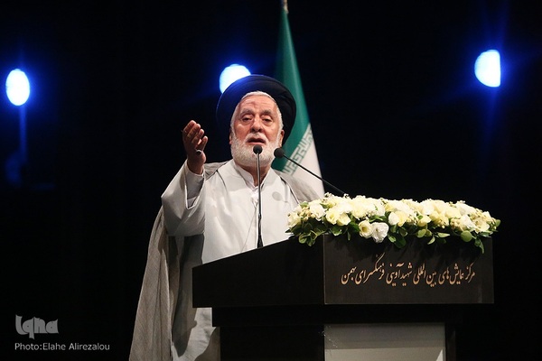 حجت‌الاسلام سیدجواد بهشتی در جشن خانوادگی نور امید و ایمان در فرهنگسرای بهمن برگزار شد