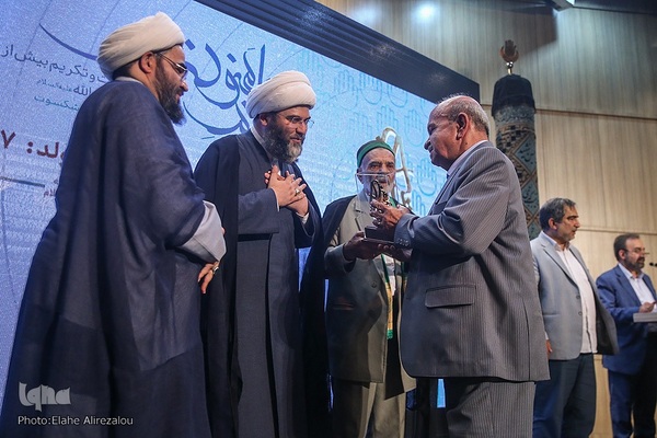 رونمایی از نشان حبیب ویژه پیرغلامان اهل بیت (ع)