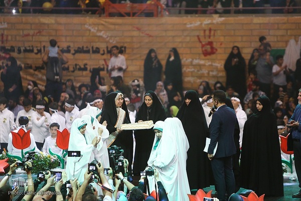 تجمع ۱۲ هزار نفری دختران انقلاب در حمایت از حجاب