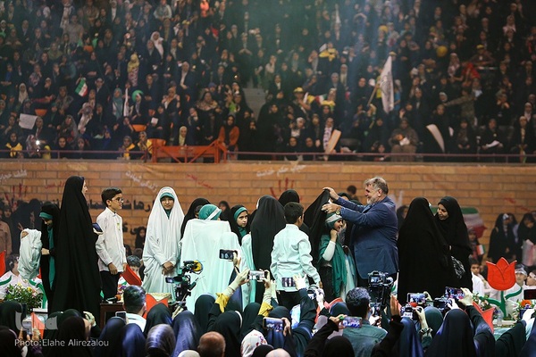 تجمع ۱۲ هزار نفری دختران انقلاب در حمایت از حجاب