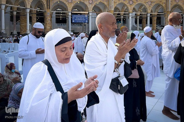 نیایش زائران در مسجدالحرام