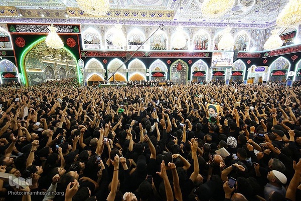 برافراشتن قرآن کریم همزمان با تعویض پرچم گنبد امام حسین(ع)