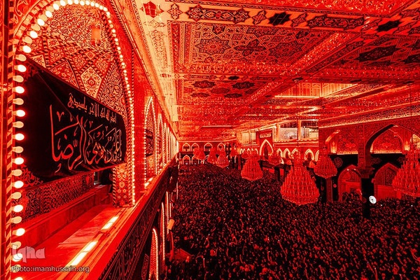 برافراشتن قرآن کریم همزمان با تعویض پرچم گنبد امام حسین(ع)