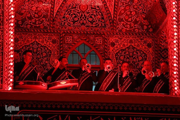 برافراشتن قرآن کریم همزمان با تعویض پرچم گنبد امام حسین(ع)