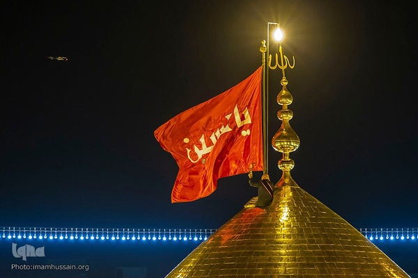 برافراشتن قرآن کریم همزمان با تعویض پرچم گنبد امام حسین(ع)