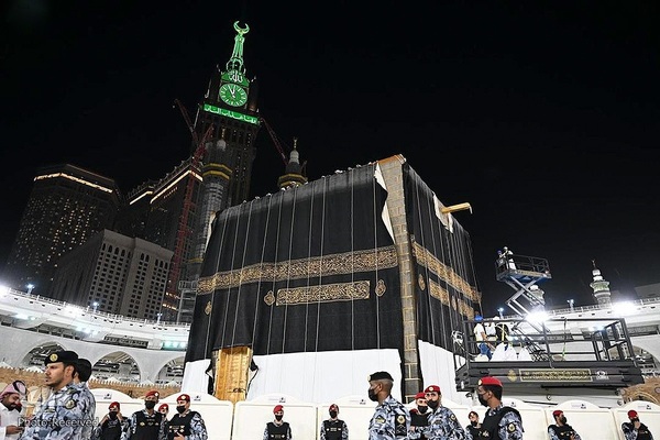 تعویض پرده خانه کعبه