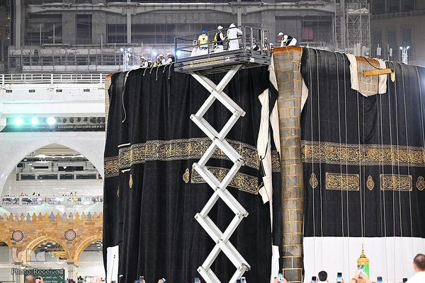 تعویض پرده خانه کعبه