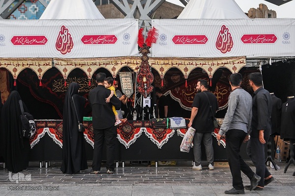 نمایشگاه «عطر سیب» در میدان آئینی امام حسین(ع)