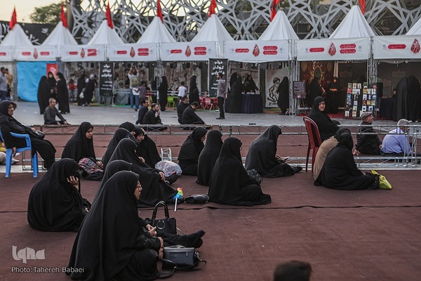 نمایشگاه «عطر سیب» در میدان آئینی امام حسین(ع)