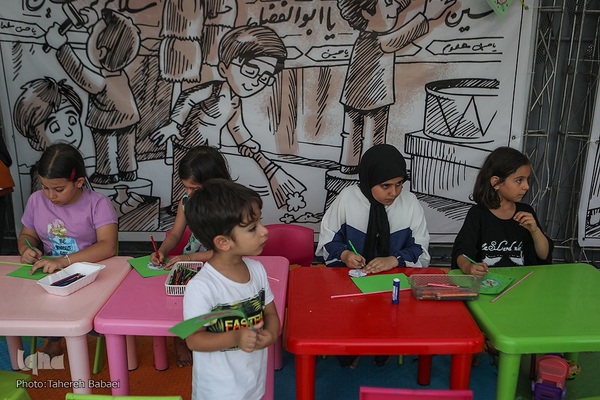 نمایشگاه «عطر سیب» در میدان آئینی امام حسین(ع)