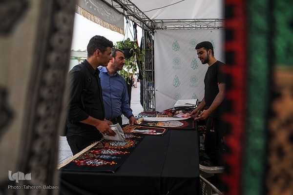 نمایشگاه «عطر سیب» در میدان آئینی امام حسین(ع)