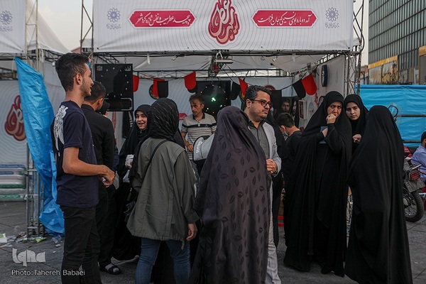 نمایشگاه «عطر سیب» در میدان آئینی امام حسین(ع)