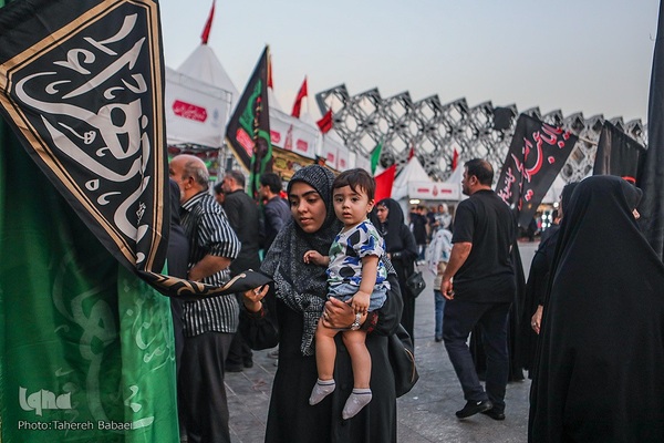 نمایشگاه «عطر سیب» در میدان آئینی امام حسین(ع)