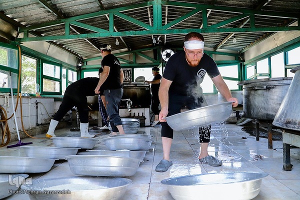 پخت ۷۲ دیگ غذای نذری به‌مناسبت ایام محرم در تبریز‎